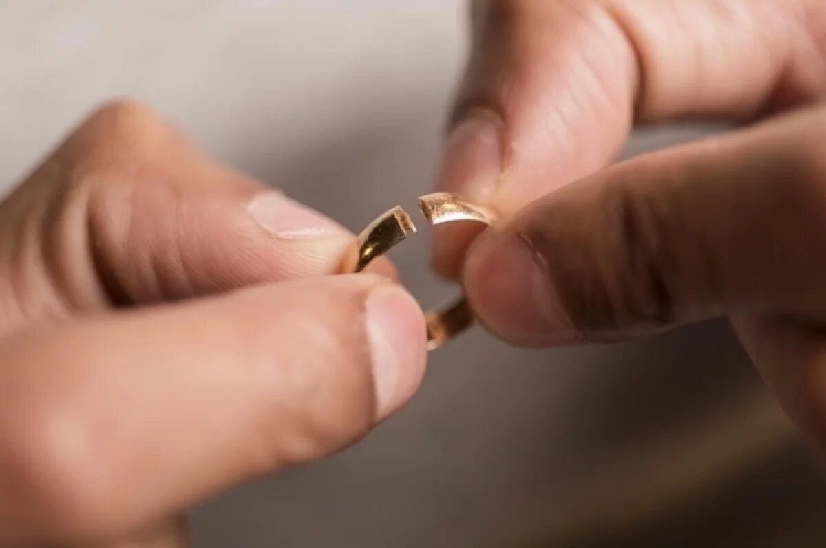    Психолог Яночкин объяснил, как пережить развод после долгих лет брака