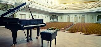 "Ребенок учится в провинциальной музыкальной школе, но хочет стать музыкантом и мечтает учиться в столице в престижном учебном заведении...