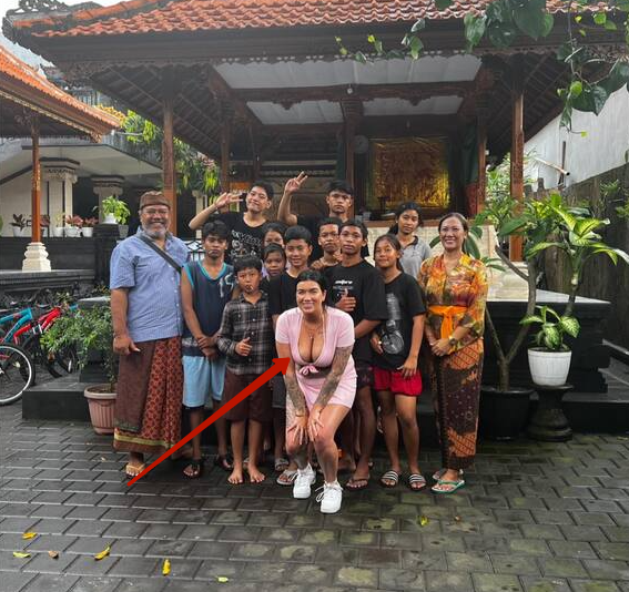 Типичный не читающий атмосферу турист пришел навестить бедных деток, все на Бали было стыдно