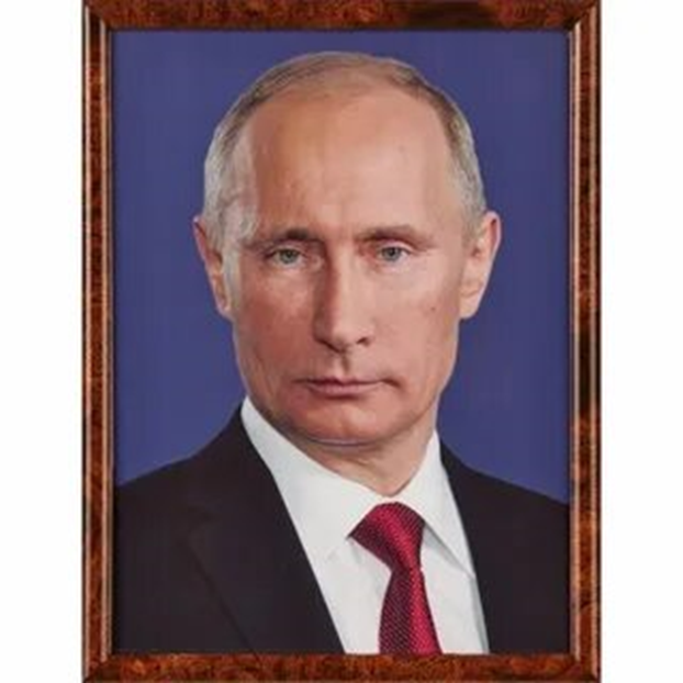 Владимир Путин. С авторством данного фотопортрета сложнее.; Конкретного имени я, как ни старался, так и не нашел. Будем считать, что работал коллектив авторов. От меня, как я понял, требуется при публикации указать авторство (?) и атрибуцию. Это, видимо, Kremlin.ru. Канонический URL-адрес  https://creativecommons.org/licenses/by/4.0/