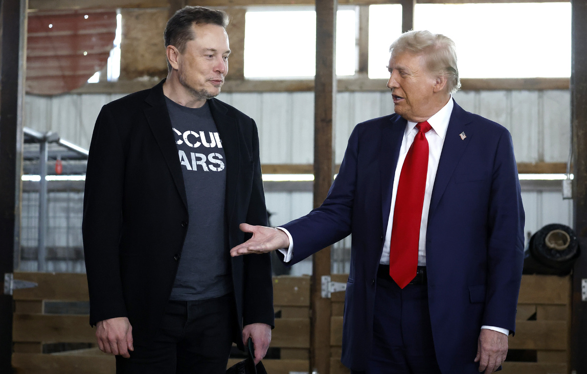    Глава ведомства по повышению эффективности работы правительства США Илон Маск и президент США Дональд Трамп  Anna Moneymaker/Getty Images