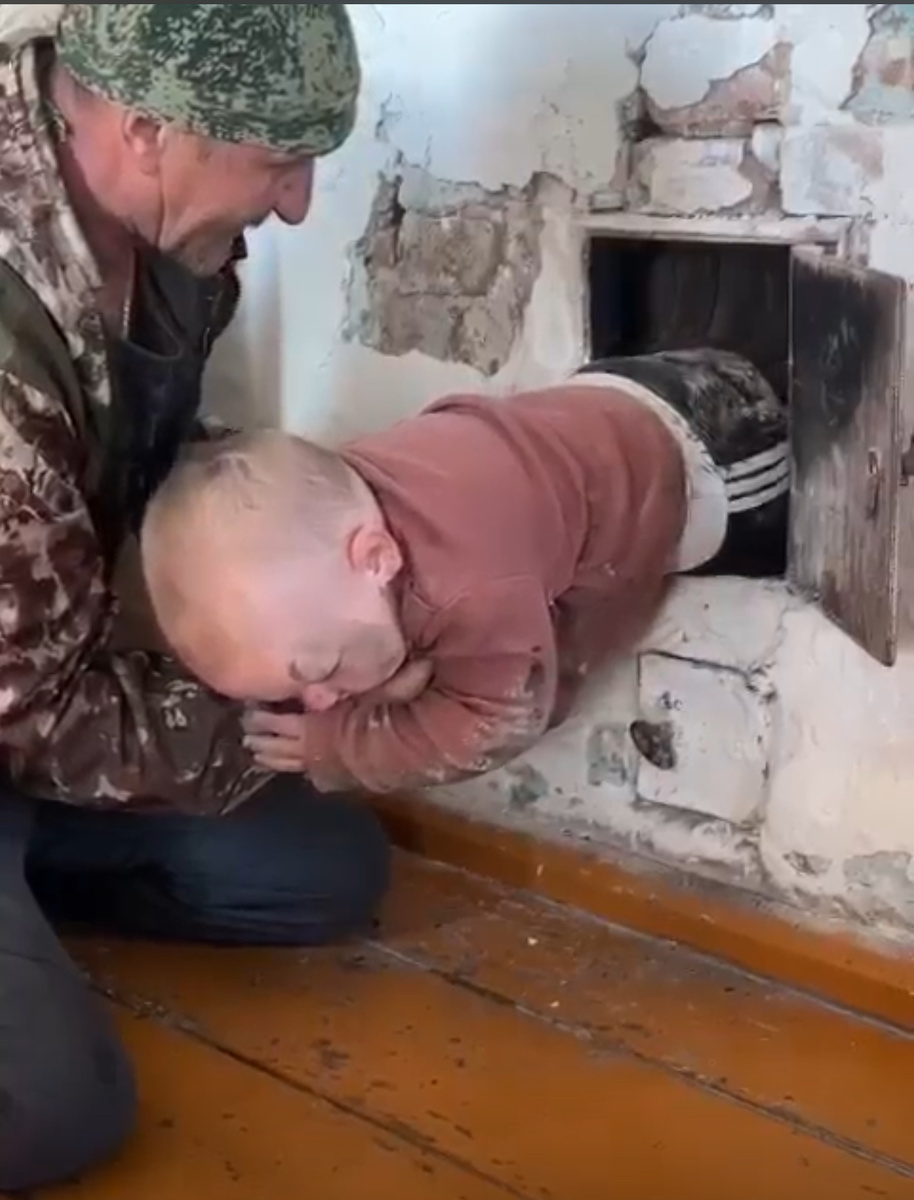 Русские - они такие. Солдат растёт. Скриншот из видео.