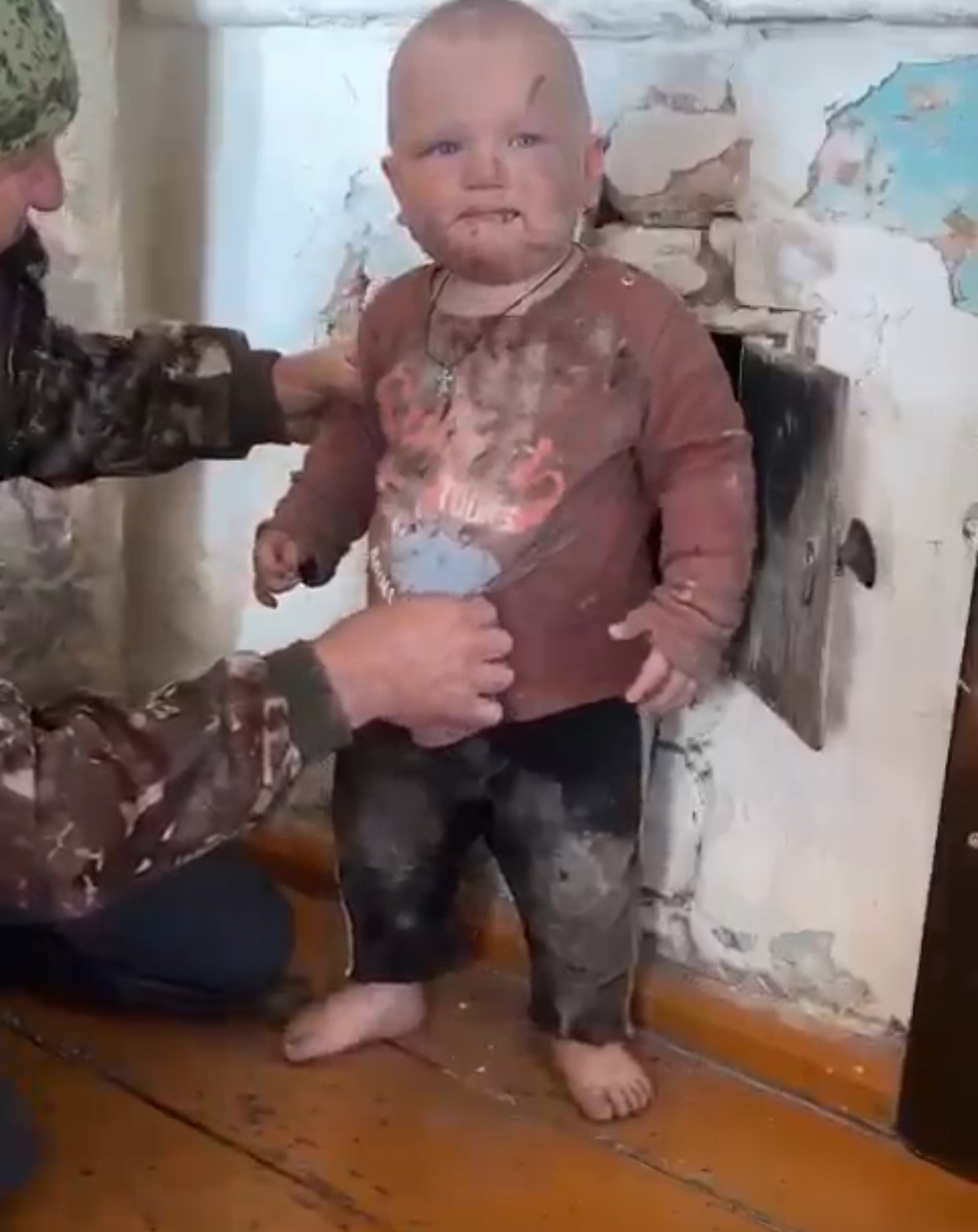 Русские - они такие. Каков взгляд мальца! Скриншот из видео.