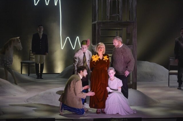    В центре - новая героиня, которой нет в пьесе. Это ангел-хранитель семьи. Фото: Омский академический театр драмы