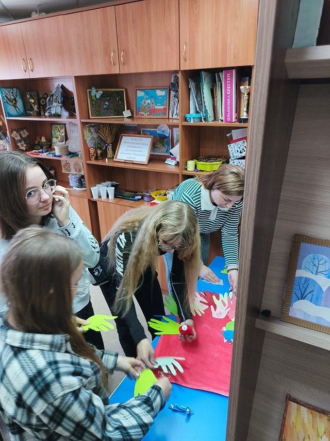 Подростки создают бумажную аппликацию