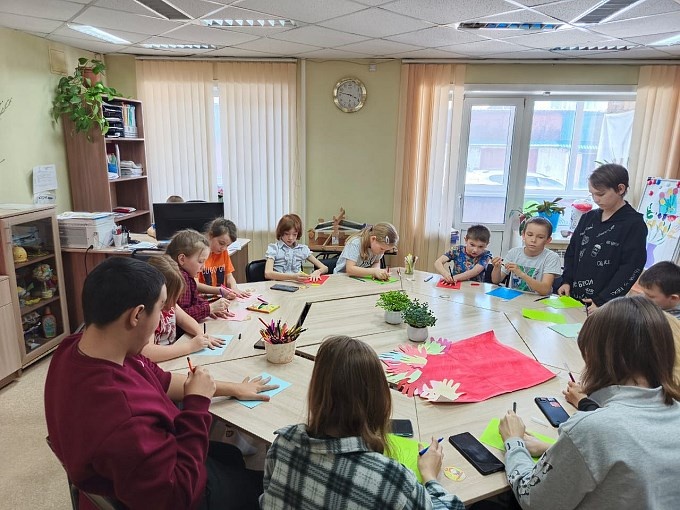 Дети за круглым столом работают над созданием стенгазеты