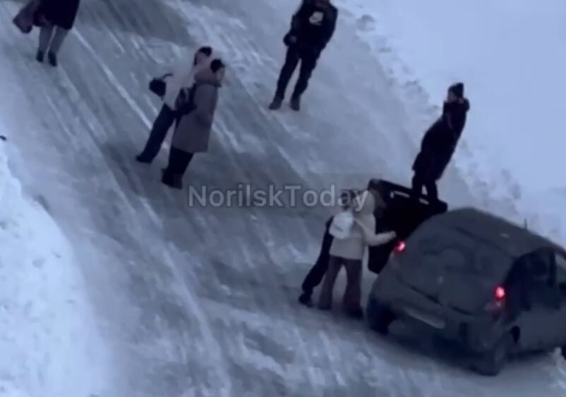     В Норильске мужчина жестко затолкал девушку в машину и уехал