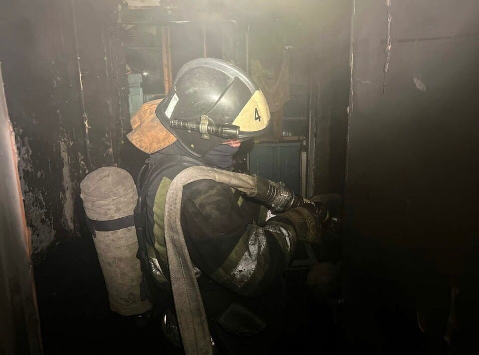    Пожар в квартире на Георгия Исакова. Источник: МЧС Алтайского края