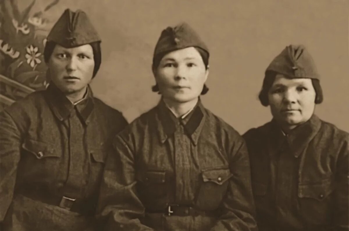    Военные подруги: Г. А. Засыпкина (крайняя слева), А. Г. Тагильцева (в центре). 2 декабря 1941 г.