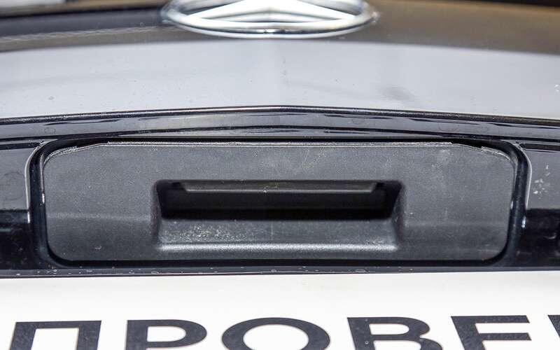    Вода и коррозия убивают кнопку электропривода и замок двери багажника.