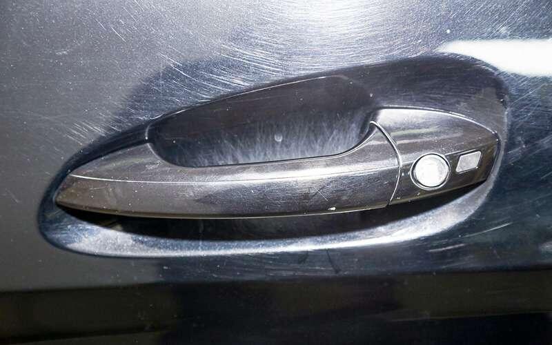    Лоск быстрее всего теряется из-за декора. Белеет алюминий рейлингов и оконных планок, облезают дверные ручки, страдает «хром» отделки, ржавеет металл выхлопных патрубков.