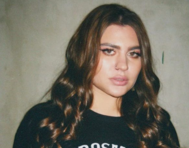 26-ти летняя внучка Боярского Катерина с золотым кольцом в своей ноздре...