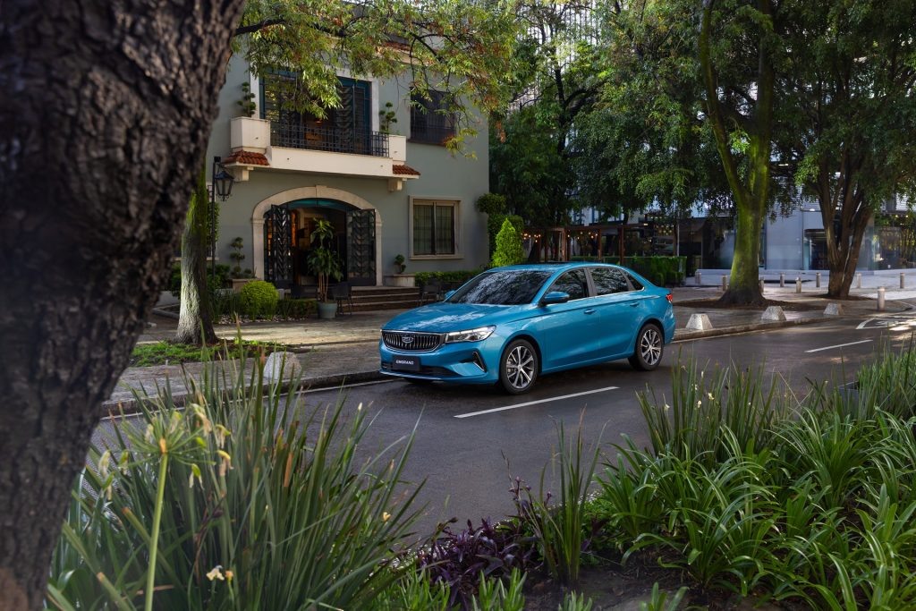 Geely Emgrand - бюджетный седан. Представлен в России официально.