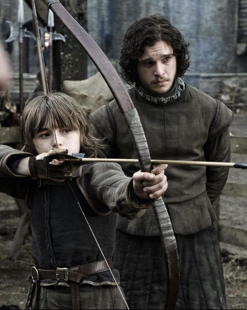 Джон Сноу учит своего брата Брана стрелять из лука