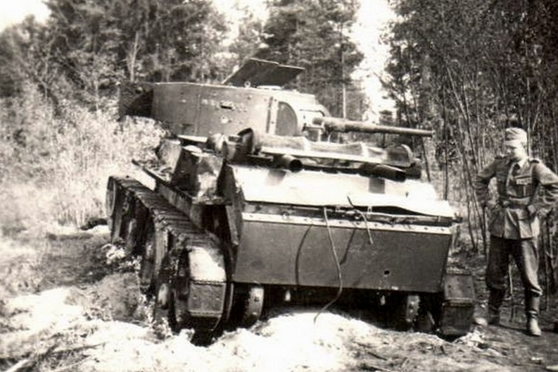 Танк БТ-7 выпуска 1935 года, вероятно, из состава 24-й танковой дивизии