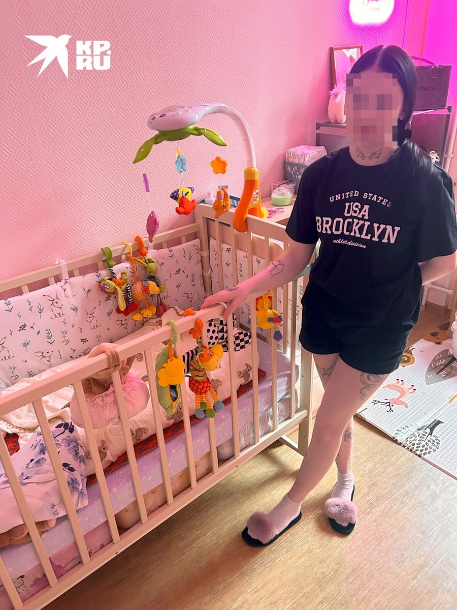    16-летняя Ира в своей комнате в приюте «Маленькая мама». Девушка очень гордится тем, что уют (игрушки, торшеры и ночники) купила сама Дина КАРПИЦКАЯ