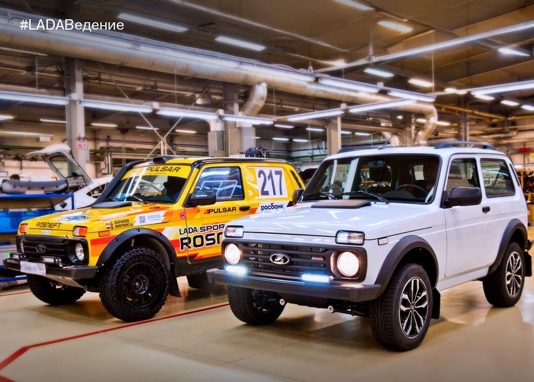   Lada Niva Sport (справа) и гоночная Lada Niva