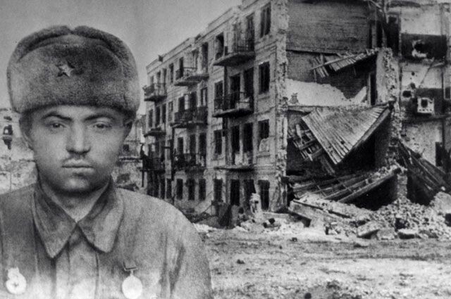 Герой Советского Союза сержант Яков Павлов на фоне разрушенного дома. Источник: https://aif-s3.aif.ru/images/012/450/6a48f92858247f46195fdc071ac86090.jpg
