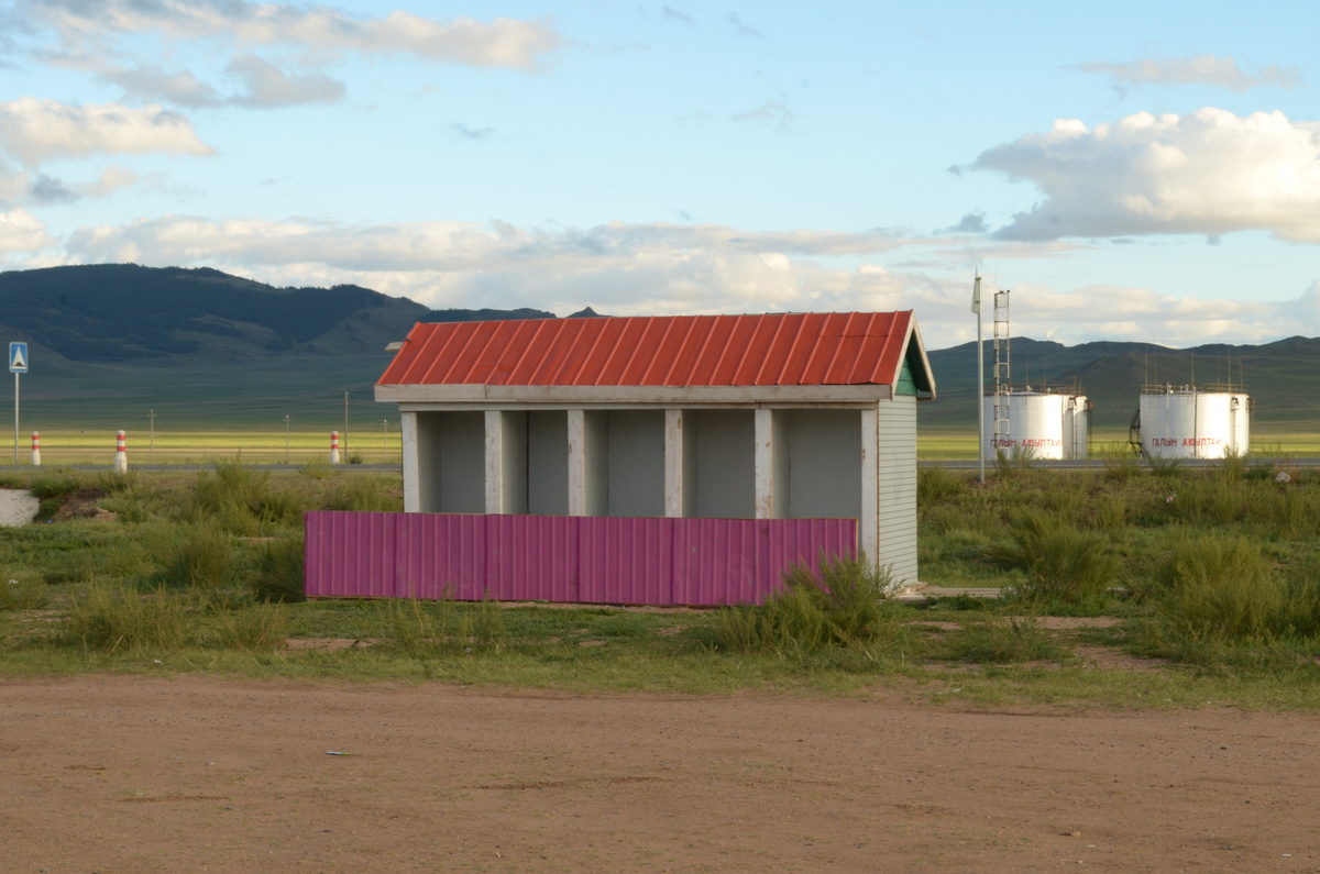 Придорожные туалеты. Дверей нет, пол в туалете две параллельно положенные доски и между ними дыра.