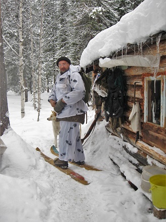 Фотографии Татьяны Немшановой. Осенняя тайга Севера Западной Сибири. Вайта с хозяином. Осенняя охота в таёжном крае. Первый осенний снег. Октябрь. Таёжное зимовье. 