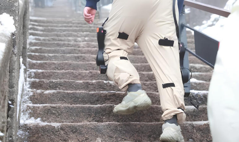 В горах Китая туристам активно демонстрируются инновационные устройства, предназначенные для удобства и комфорта восхождения