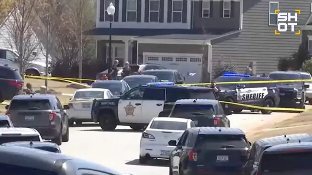   Дом, где полиция обнаружила мертвыми двух родителей и их маленькую дочь
ФОКС Каролина