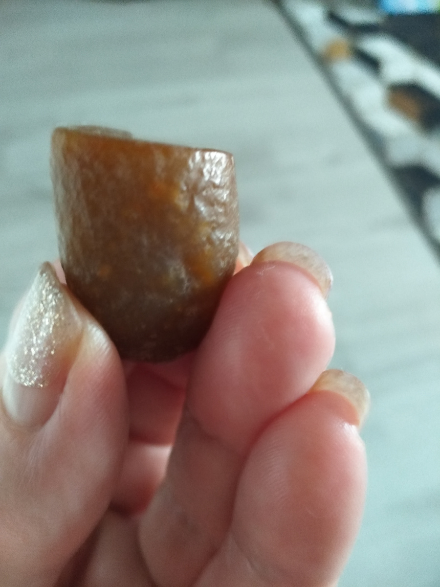 Не царапается и просвечивает.