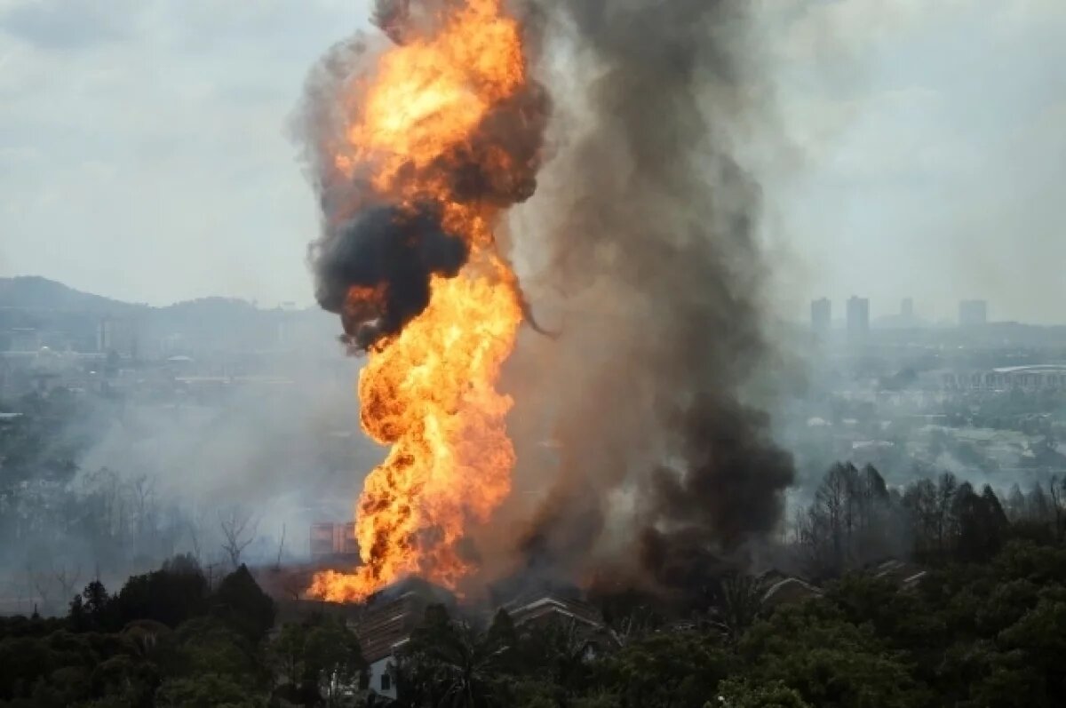    На загоревшемся в Малайзии газопроводе произошел взрыв