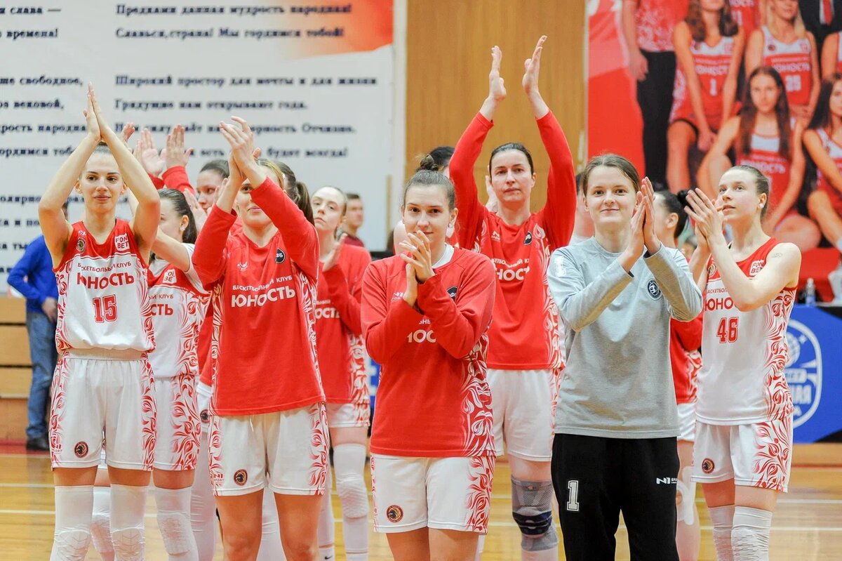 Команда и её преданные болельщики остались довольны игрой!