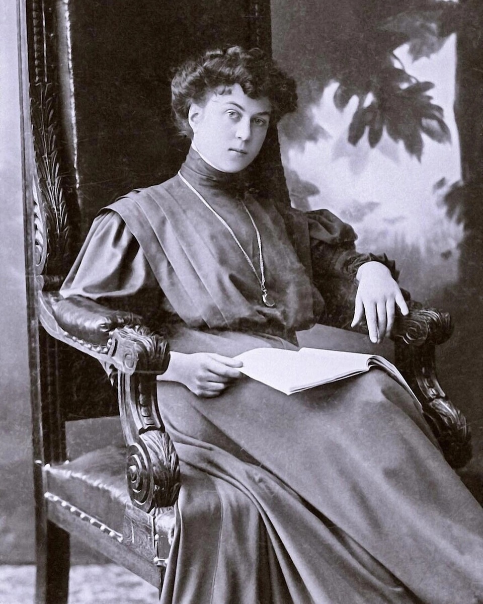 Александра Коллонтай в юности.

