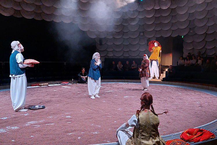    Режиссер из Адыгеи Данна Афаунова 30 марта показала свою интерпретацию легендарной «Тысячи и одной ночи», где все роли исполнили студенты Казанского театрального училища.   
Фото: пресс-служба театра им. Камала