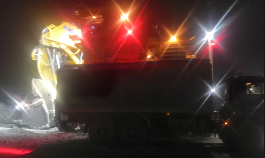 Фото читателя. "Юрий Стрелец". Ночной карьер. Кипит работа, когда спать требуется.