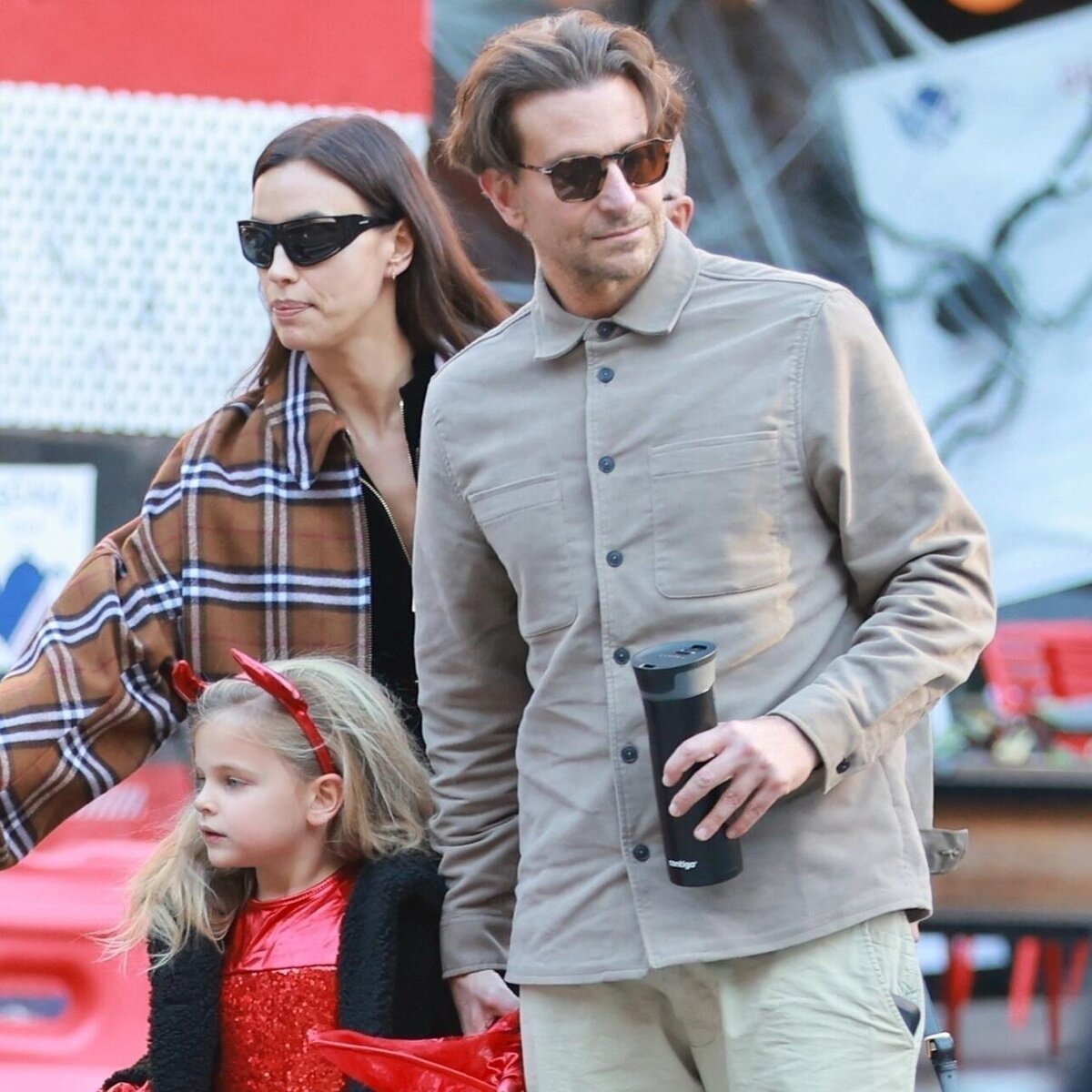 Ирина Шейк и Брэдли Купер с дочкой