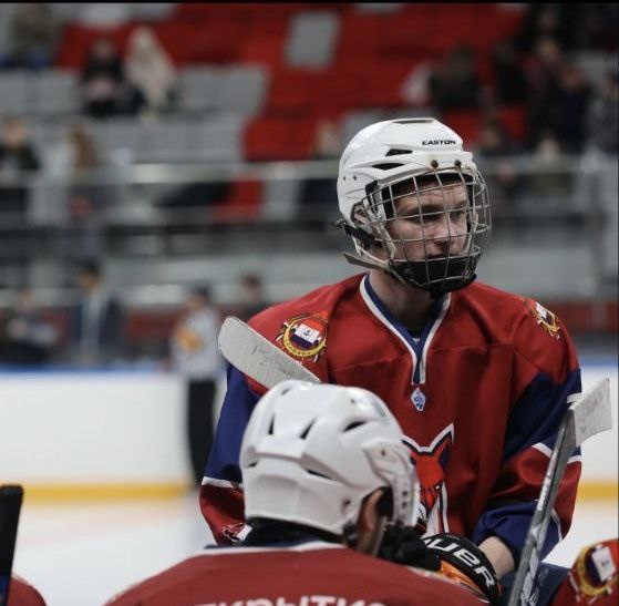 Игрок RHL Степан Рогожин попал в хоккей благодаря поддержке родителей и влиянию старшего брата. Несмотря на первоначальный скептицизм, первая тренировка на льду навсегда изменила его жизнь.

С самого детства спорт был неотъемлемой частью жизни Степана. В возрасте девяти лет родители отвели его на первую тренировку по хоккею. Брат, страстный поклонник этой игры, вдохновлял Степана на новые свершения. Однако, сам он изначально не испытывал особого интереса к этому виду спорта. Тем не менее, первый выход на лед стал поворотным моментом в его судьбе.

“Когда вышел первый раз на лёд, то понял, что стать хоккеистом — это моя мечта”, — заявил спортсмен.

Первые шаги в хоккейной карьере Степан сделал под руководством тренера Данила Павловича Соколова, который ранее играл за команду «Спутник». Именно с ним Степан научился основам игры и развил свои навыки.

Начав свою карьеру в ХК «Витязь» Нижегородской области, он продолжил выступления за ХК «Торпедо» Лукоянов. Вскоре путь привёл его в Мордовию, где он продолжил развиваться как игрок.

После успешных выступлений в ЮХЛ, Степан сыграл за команду МГУ «Талина», где ещё больше укрепил свои навыки и опыт. Одним из самых значимых моментов в его карьере стал выигранный турнир «Золотая шайба», где он был признан лучшим нападающим. Эта награда стала для него символом упорства и труда, вложенного в любимое дело.

Степан активно делится своим опытом с новичками и советует им никогда не сдаваться перед трудностями — будь то на хоккейной площадке или в жизни. Он верит, что важно идти до конца и добиваться своих целей.

В свободное время Рогожин предпочитает гулять и общаться с друзьями, что помогает ему расслабиться и отвлечься от напряжённого тренировочного процесса. Поддержка семьи также играет важную роль в его жизни.

“Моя семья поддерживает меня во всем! Они всегда рядом, помогают и с интересом следят за моими играми”, — говорит хоккеист.

Степан полон амбиций и планов на будущее. Его главная цель — выиграть Кубок RHL за ХК «Метеор»