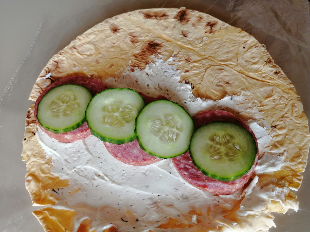 Завтрак. Сырный лаваш, творожный сыр с зеленью, колбаса, свежий огурец. 