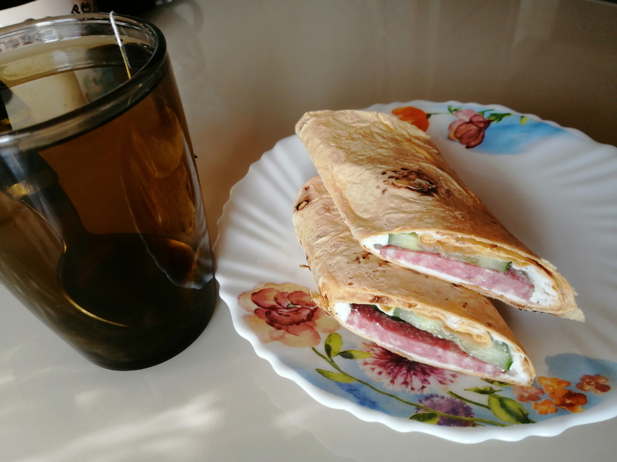 Мой завтрак,  ролл выходного дня. 