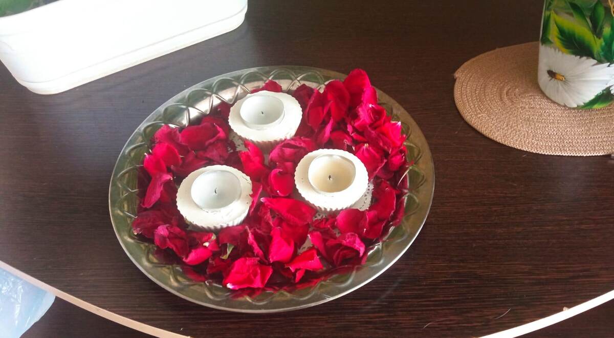 самая простоая композиция с лепестками не оставляет ни кого равнодушным..ВЫечером смотрится особенно красиво.