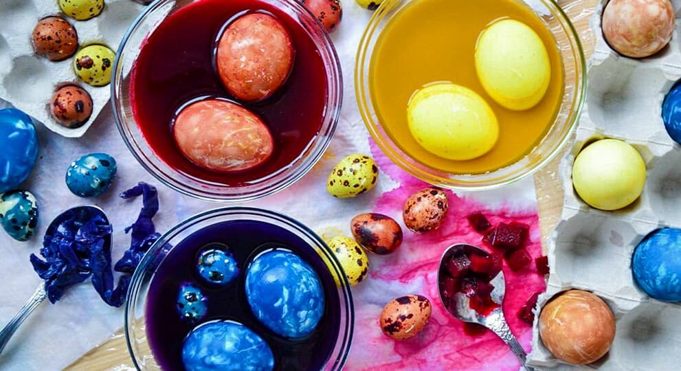 7 способов покрасить яйца продуктами на Пасху