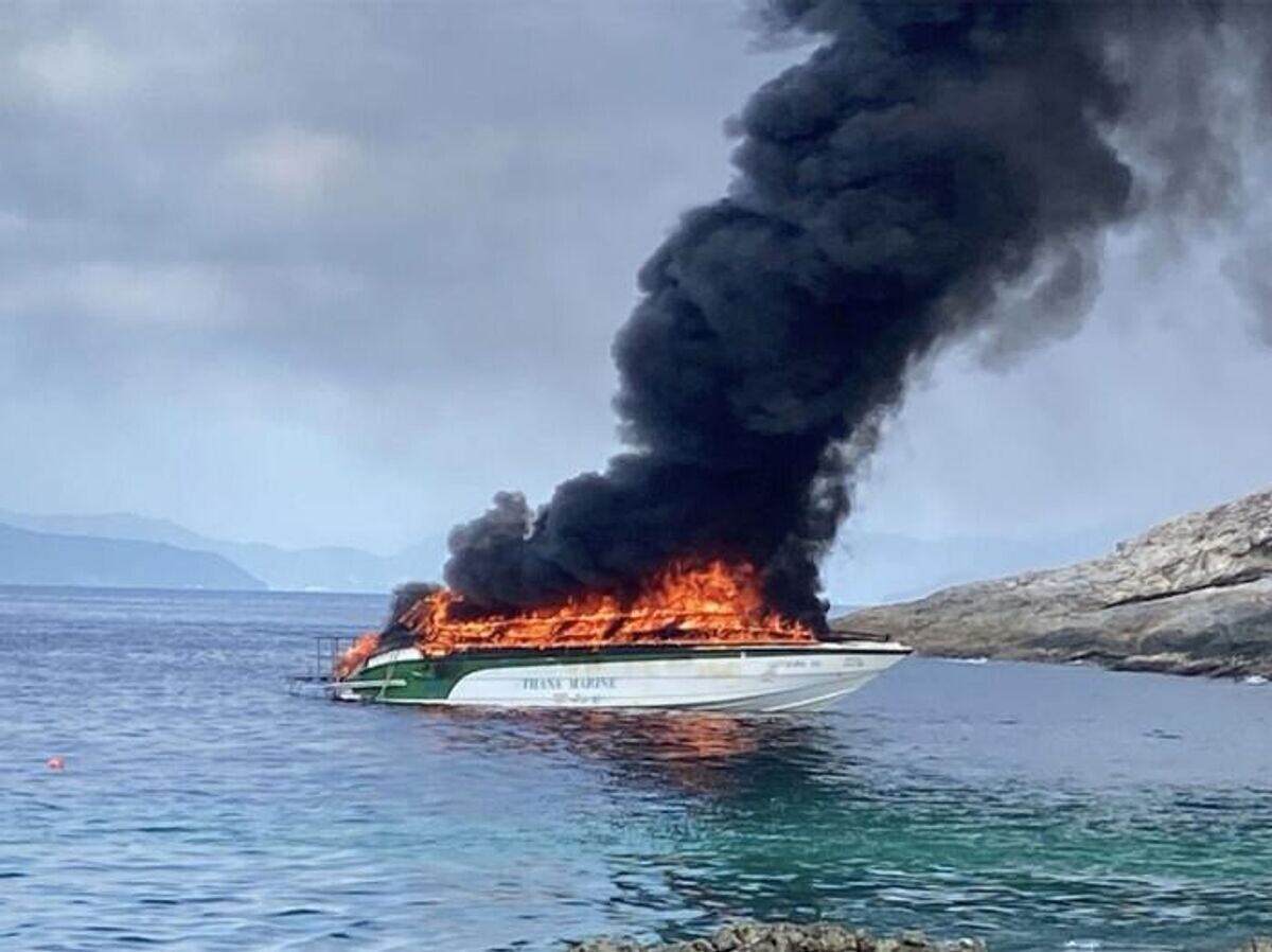    Пожар на катере во время стоянки у острова Майтхон неподалеку от Пхукета© Фото : Phuket marine office/Thai Maritime Enforcement Command Centre