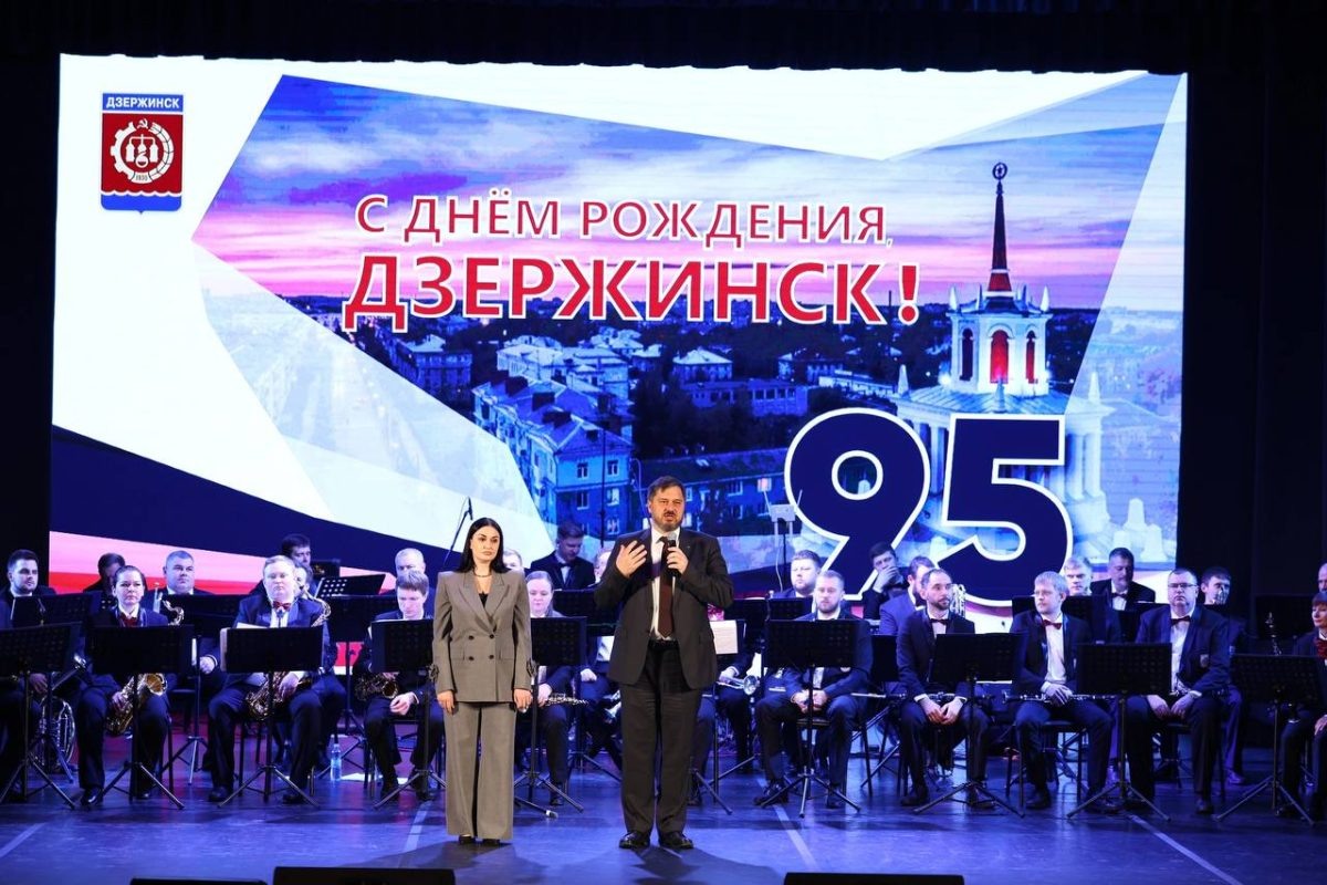    Всех гостей торжественного мероприятия приветствовал глава города Михаил Клинков