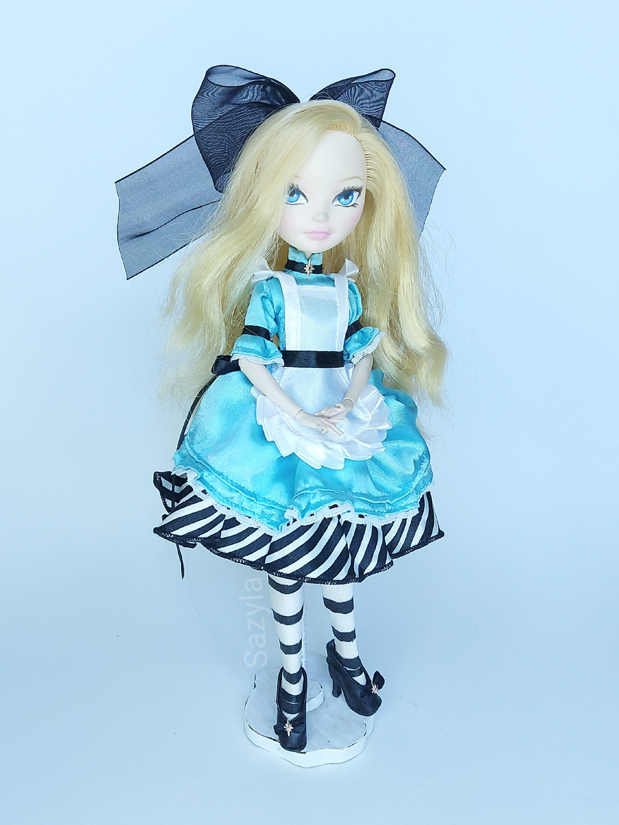 Полоски на юбке - готовый принт на ткани, а полоски на колготках - нарисованные