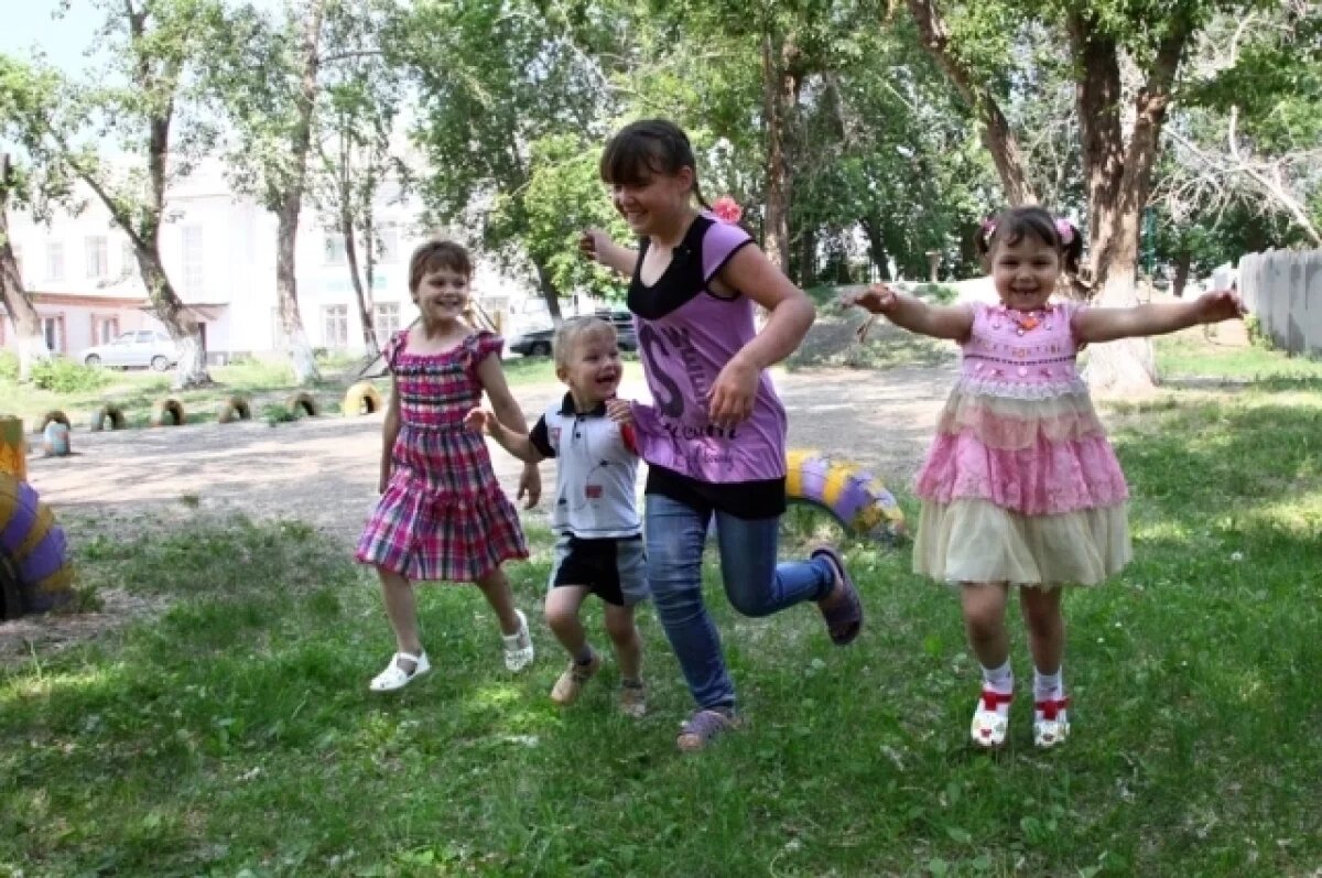    Дети в Омской области могут гулять на час дольше и не бояться штрафа