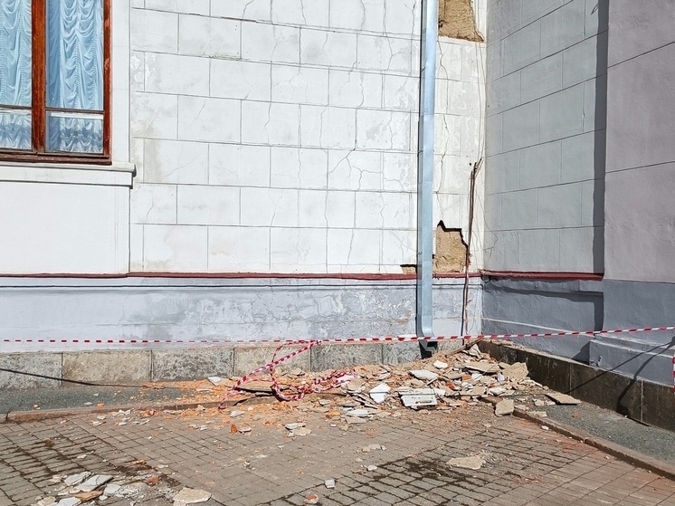     Разрушается отделка стен Дома Офицеров ЦВО. Фото: читатель МК-Урал.