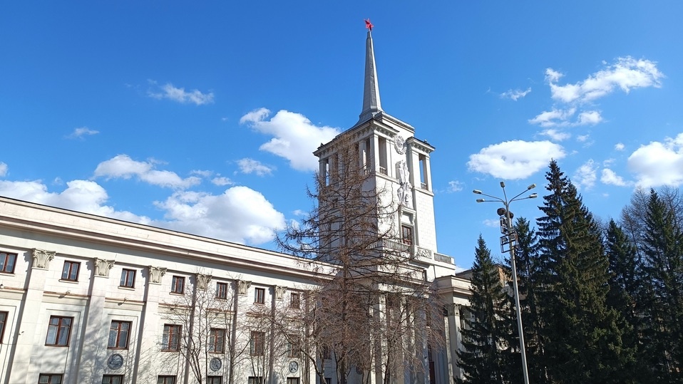     Разрушается отделка стен Дома Офицеров ЦВО. Фото: Николай Курилов / МК-Урал.