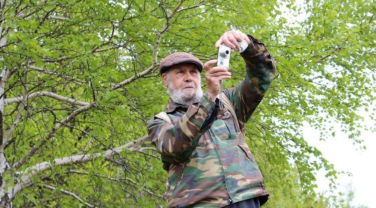 Свой фотобанк Иван Скрынников пополняет с помощью старенькой дешёвой фотокамеры Фото: Елена Гусева
