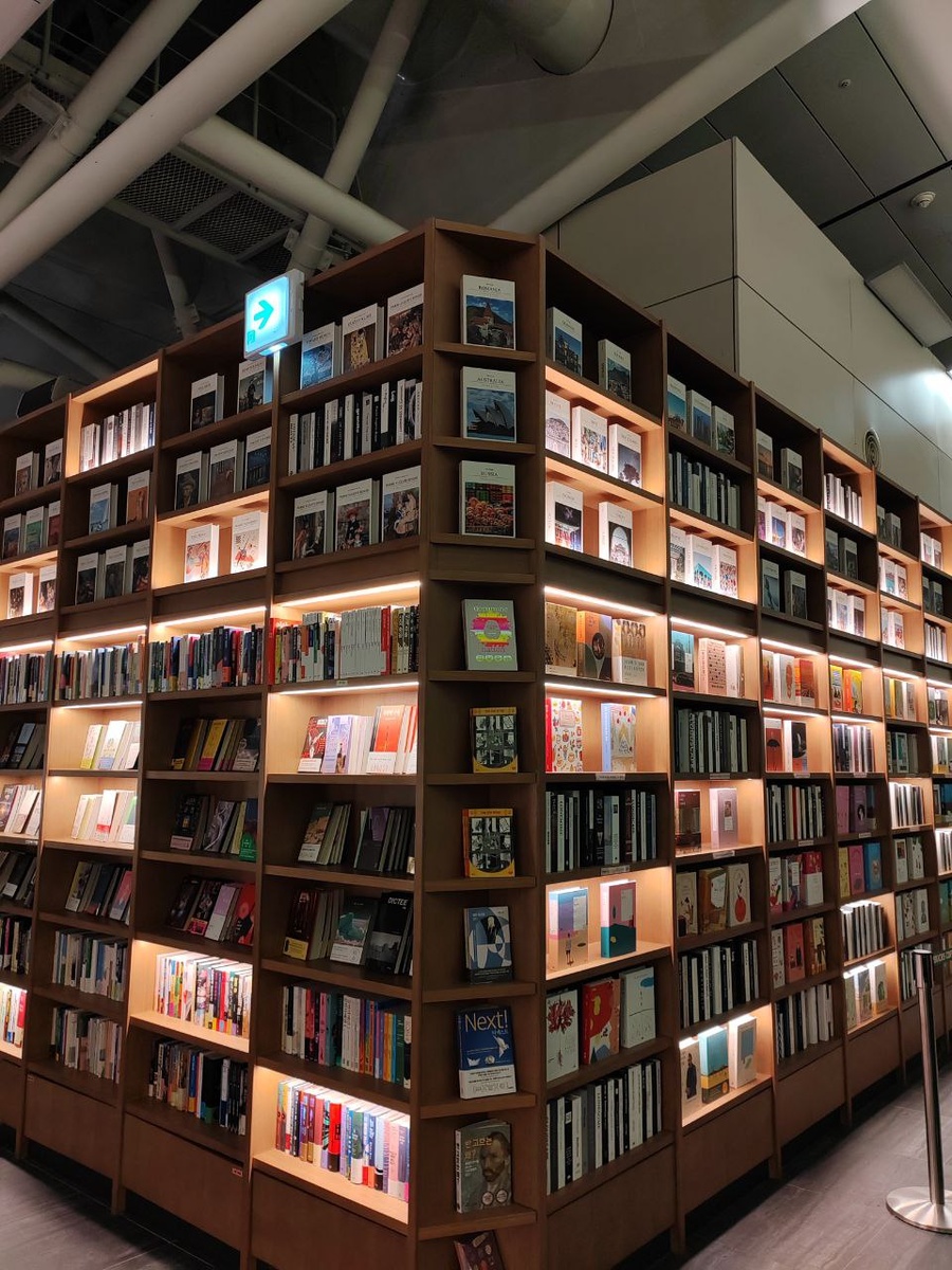 Разбавлю текст книжным кафе в аэропорту Сеула (точнее Инчхона).