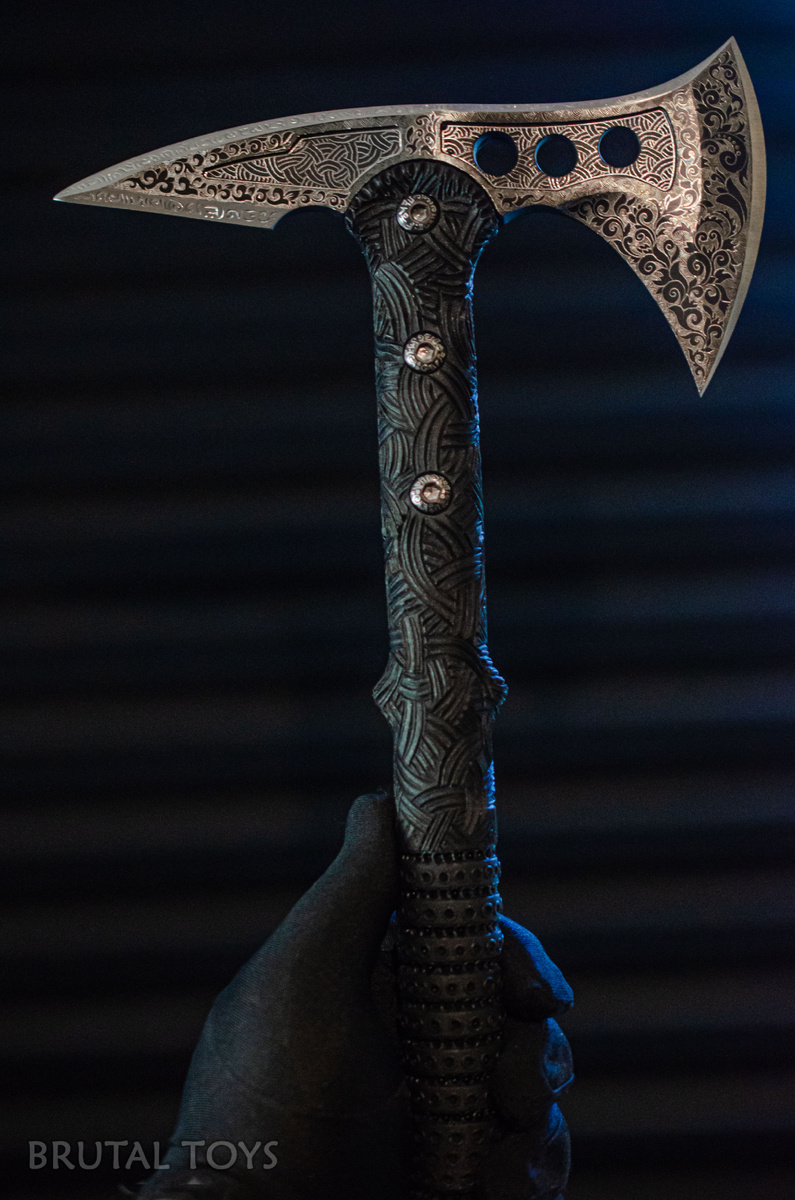 Тактический тамогавк, украшенный индивидуальной гравировкой ручной работы. Пластиковая рукоять украшена пирографией. Не относится к оружию. 