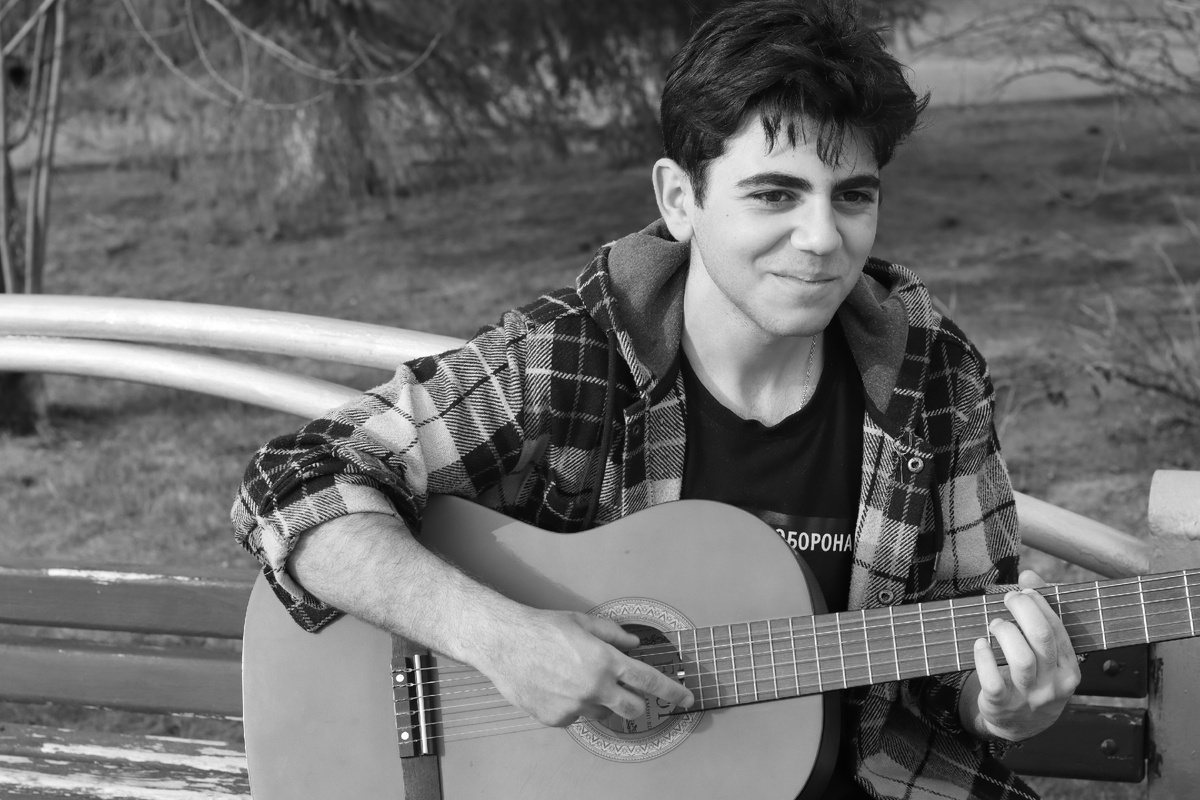 Мальчишка музыкант