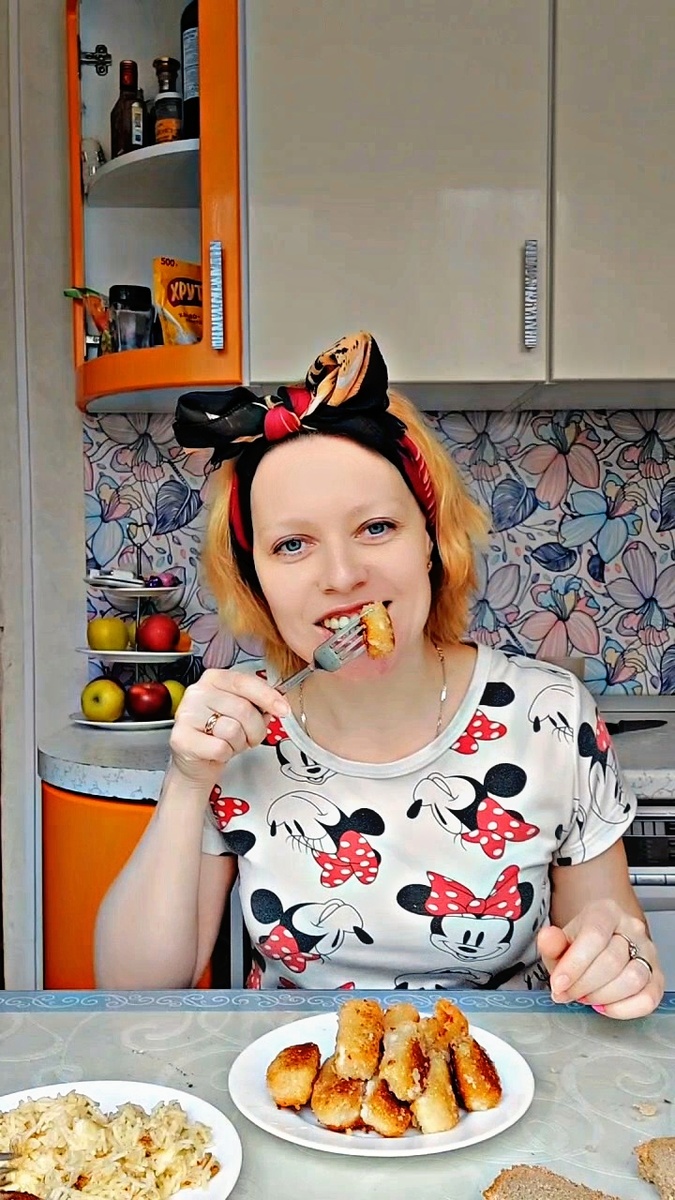 Обедаю и мечтаю о путешествиях 