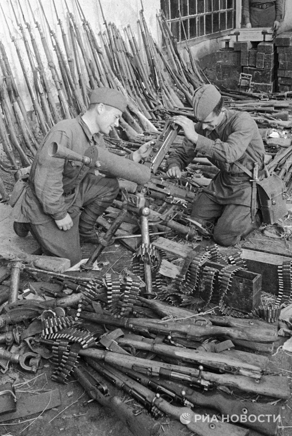  Советские воины осматривают захваченное в ходе боевых действий по обороне города Запорожье немецкое трофейное оружие. Съемка – август 1941 года.